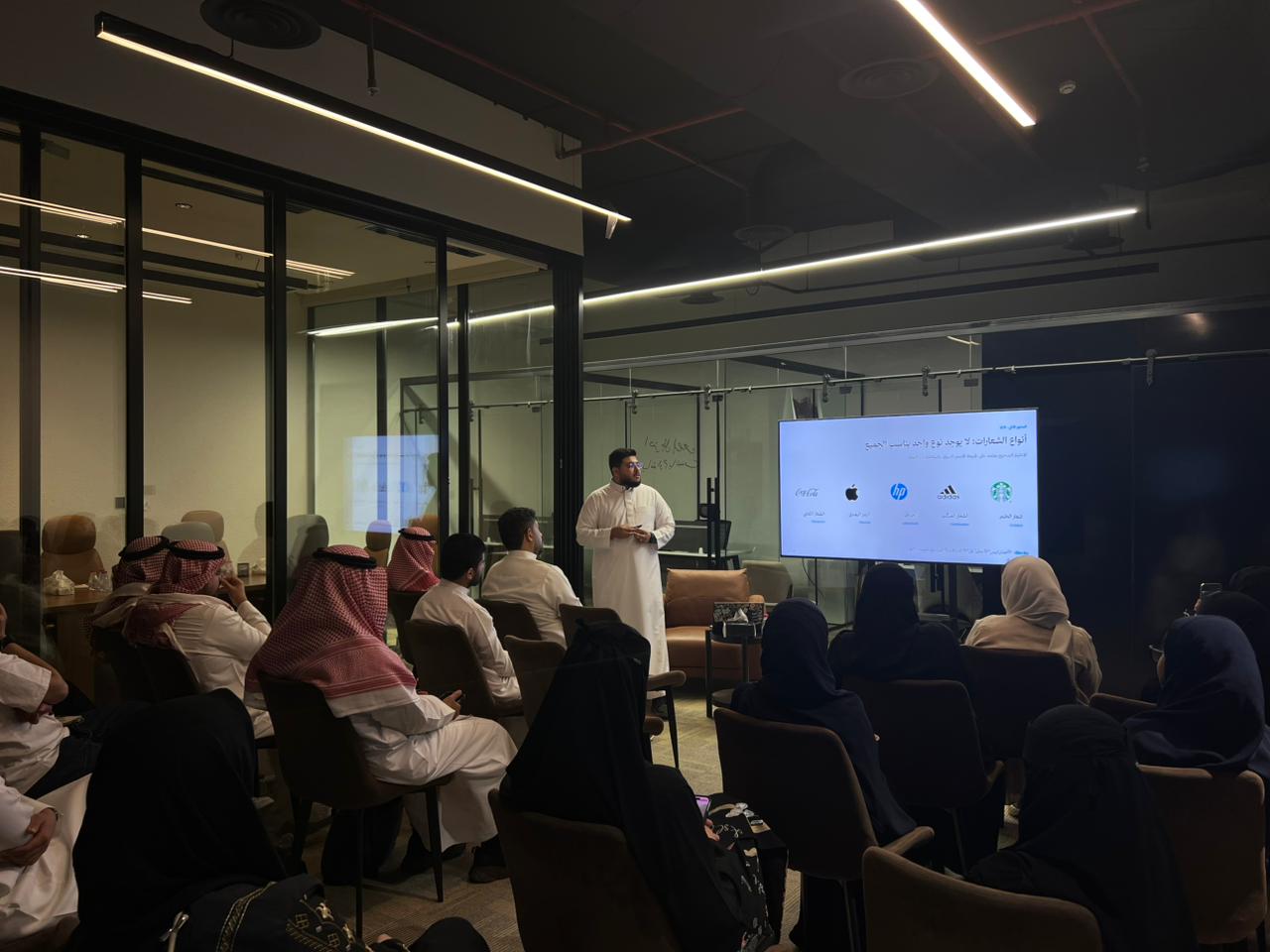 العلامات والهويات البصرية من الاستراتيجية إلى التواصل